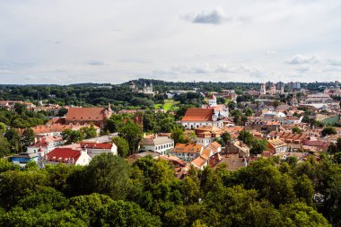 Yeşil ağaçlarla çevrili Vilnius şehir manzarası