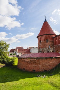 Kaunas Litvanya 'da mavi gökyüzünün altında kırmızı tuğla kule