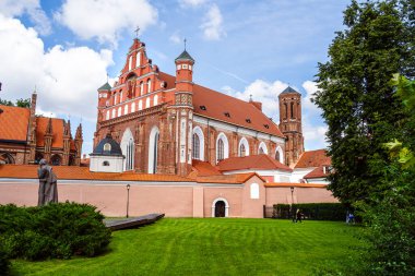 Vilnius 'taki tarihi kilise binası yeşilliklerle çevrili.