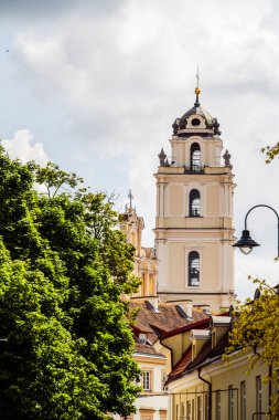 Vilnius Litvanya 'da bulutlu gökyüzüne karşı kule mimarisi