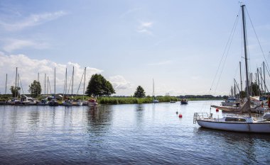Litvanya 'daki Minija nehrine demirlemiş yelkenliler