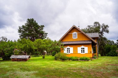 Sarı ev Dzukija Litvanya 'da yeşillikle çevrili.