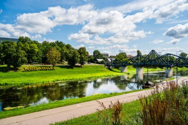 Kedainiai Litvanya 'da köprüsü olan manzara nehir manzarası