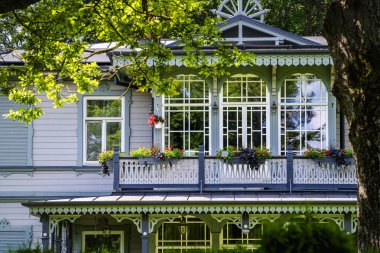 Liepaja Letonya 'da geniş pencereli tarihi bina