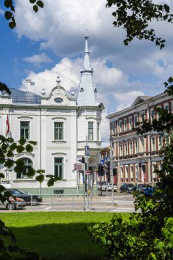 Liepaja Letonya 'daki binalar ve mimari bulutların altında