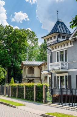Liepaja Letonya 'daki tarihi binalar yeşilliklerle çevrili.