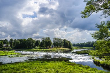 Kuldiga 'daki yemyeşil nehir manzarası