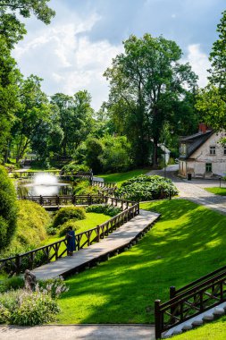 Kuldiga Letonya 'da yeşillikli manzara parkı