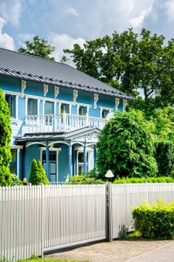 Liepaja Letonya 'da yeşil evle çevrili mavi ev