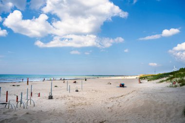 Kumsalda mavi gökyüzü ve beyaz bulutlar Liepaja