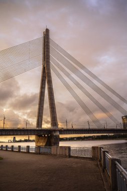 Riga Nehri manzarası ve kablo destekli köprü