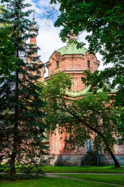 Kuldiga Letonya 'da ağaçlarla çevrili tarihi bina