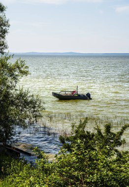 Cape Vente Litvanya yakınlarında suda yüzen tekne