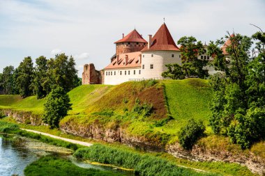 Bauska Letonya 'daki nehre bakan tarihi şato