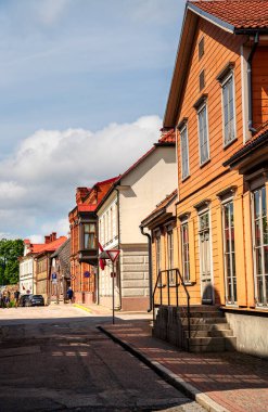 Cesis Letonya 'da sokak hizasında renkli binalar