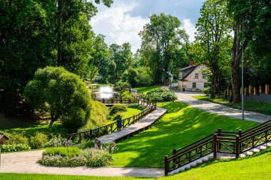 Kuldiga Letonya 'daki park alanının manzarası