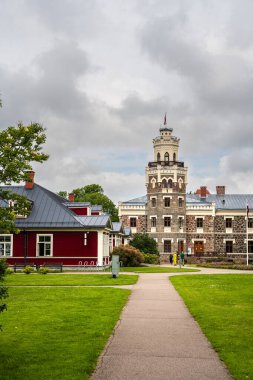 Sigulda Letonya 'daki tarihi binaya giden yol.