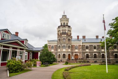 Sigulda Letonya 'daki tarihi bina yeşilliklerle çevrili.