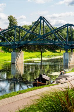 Kedainiai Litvanya 'daki ağaçları yansıtan nehir üzerindeki köprü