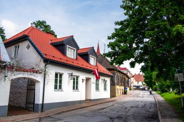 Gündüz vakti Cesis Letonya 'daki binaların sokak manzarası