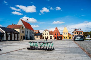 Kedainiai 'de mavi gökyüzünün altında renkli binalar