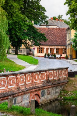Kuldiga Letonya 'daki köprü ve binaların manzarası