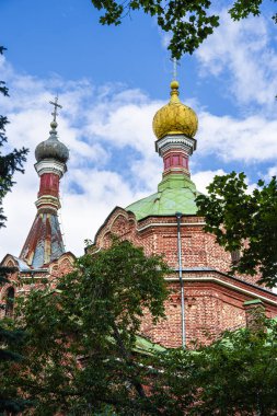 Kuldiga Letonya kilise kuleleri yeşil ağaçlarla çevrili