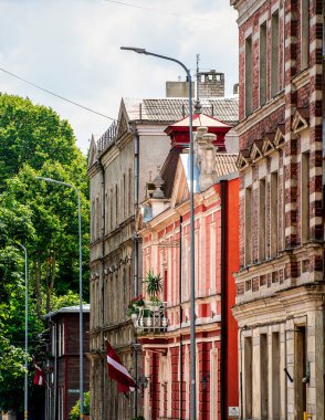 Liepaja Letonya caddesi boyunca renkli binalar