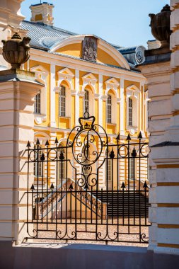 Letonya 'daki Rundale Sarayı' na açılan süslü kapı.