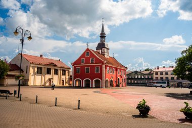 Bauska şehir meydanındaki bulutların altındaki renkli bina