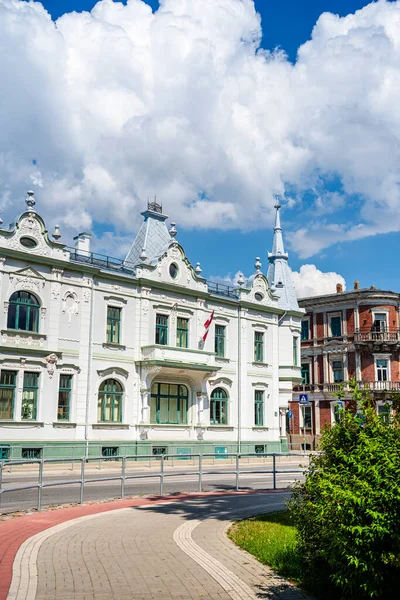 Liepaja Letonya 'da mavi gökyüzü altında tarihi mimari