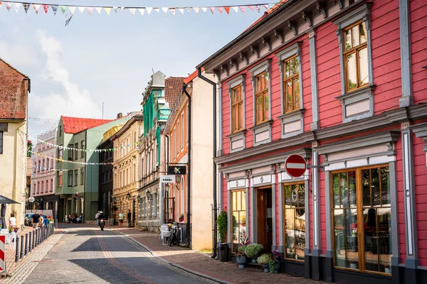Cesis Letonya 'da sokak hizasında renkli binalar