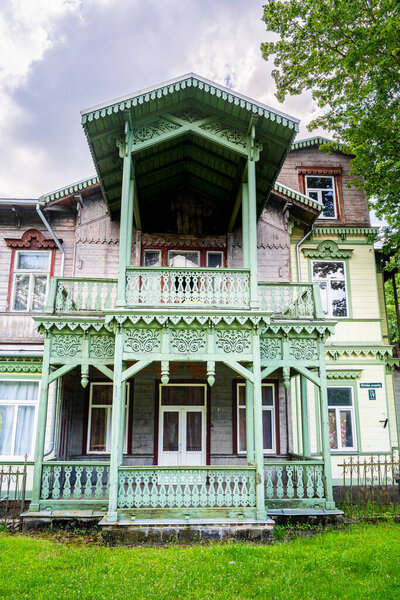 Исторический деревянный дом в Лиепае в окружении зелени