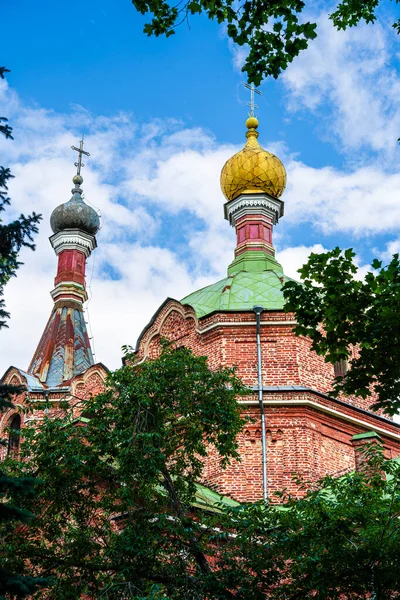 Kuldiga Letonya kilise kuleleri yeşil ağaçlarla çevrili