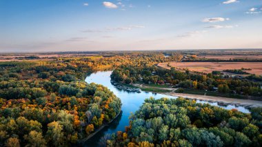 Ağaçlarla çevrili Korostorok nehrinin havadan görünüşü