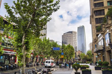 Xintiandi Şangay 'da binalarla dolu bir sokak manzarası.