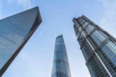 Shanghai Pudong 'da gökdelenler mavi gökyüzüne karşı yükseliyor.