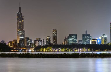 Nanjing 'in aydınlık binalarla gökyüzü gece görüşü