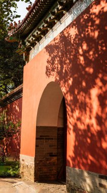 Nanjing Anıtmezarının güneş ışığında kemer yolu kapanıyor.