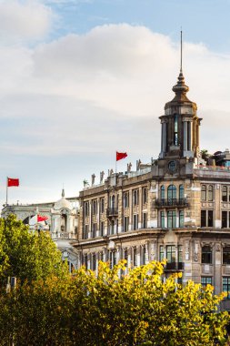 Şangay yakınlarındaki binalar ve bayraklar Mavi gökyüzünün altında