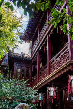 Yuyuan Gardens Şangay 'da geleneksel mimari çevresi yeşilliklerle çevrili.