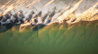 Kumsalın ve yeşil suyun havadan görünüşü
