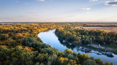 Ağaçlarla çevrili Korostorok nehrinin havadan görünüşü