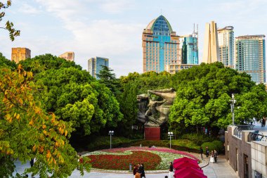 Ağaçlı ve modern binalı Şangay Bund manzarası