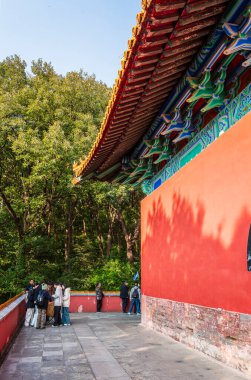 Nanjing mozolesinin kırmızı duvarlarını keşfeden ziyaretçiler