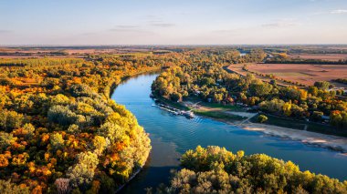 Renkli ağaçlarla çevrili nehrin havadan görünüşü