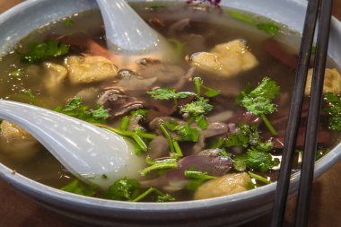 Nanjing 'de et ve bitkilerle dolu bir kase çorba.