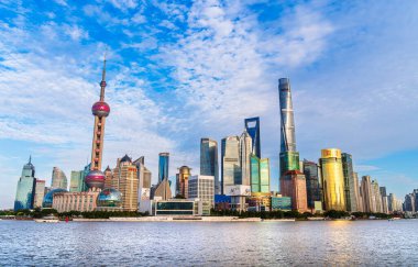 Modern binalar ve nehir manzaralı Şangay silüeti