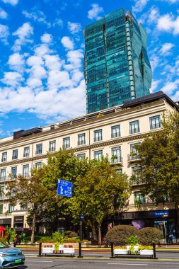 Orta Şangay 'daki modern bina mavi gökyüzünün altında.