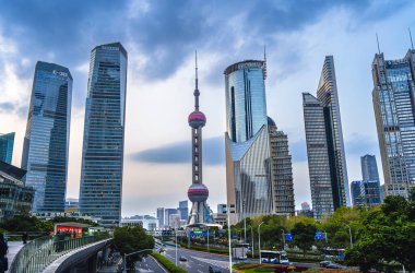 Modern gökdelenleri ve bulutları olan Şangay şehri.